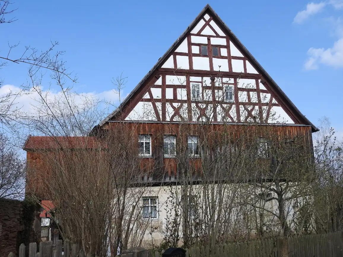 Fachwerkhaus mit Holzgiebel