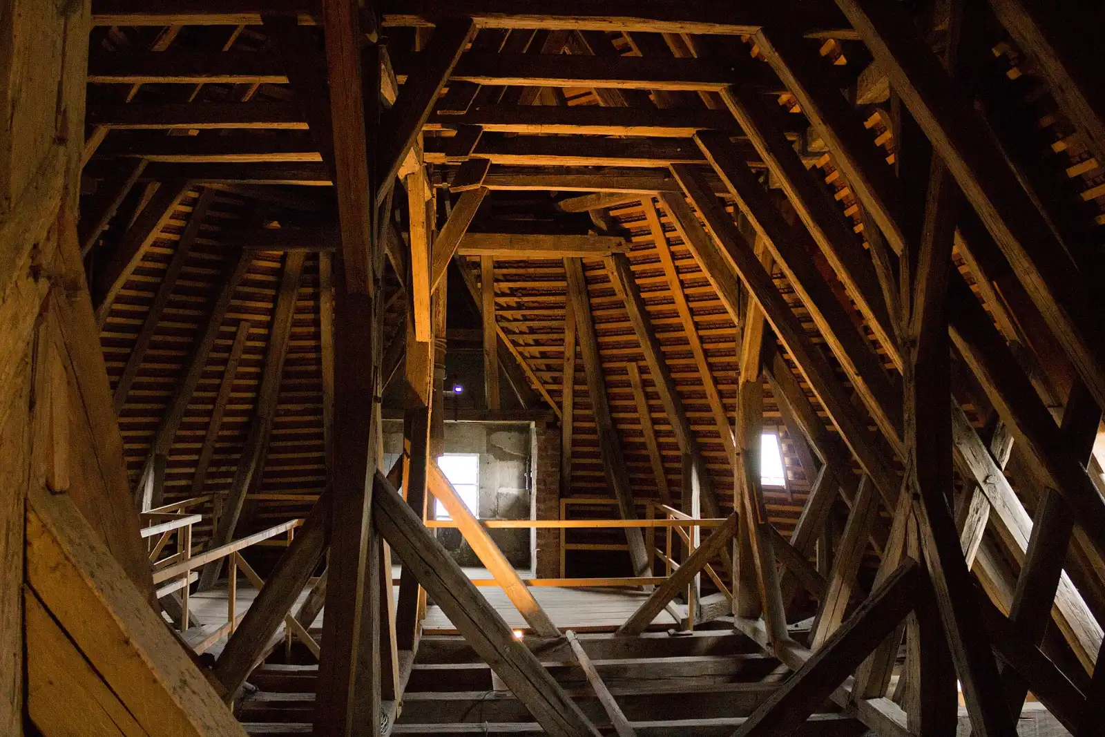 Blick in einen großen, abgebundenen Dachstuhl aus Nadelholz