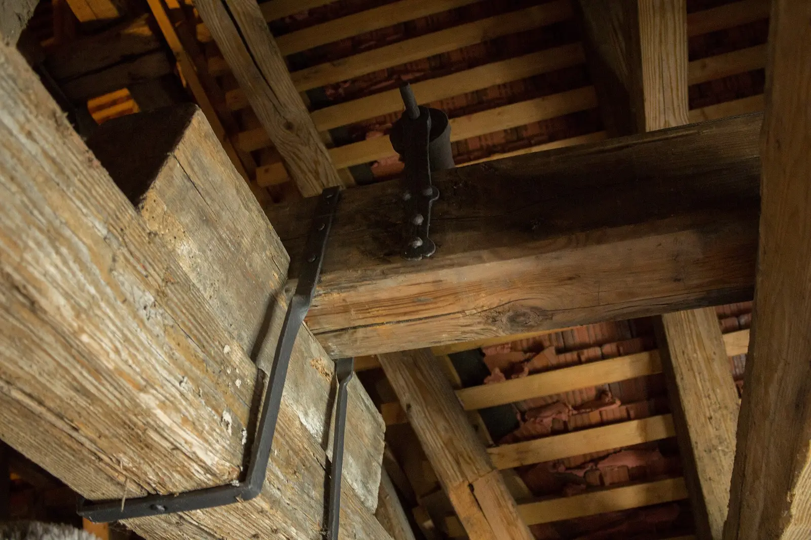 Detail einer Holzverbindung in einem Dachstuhl