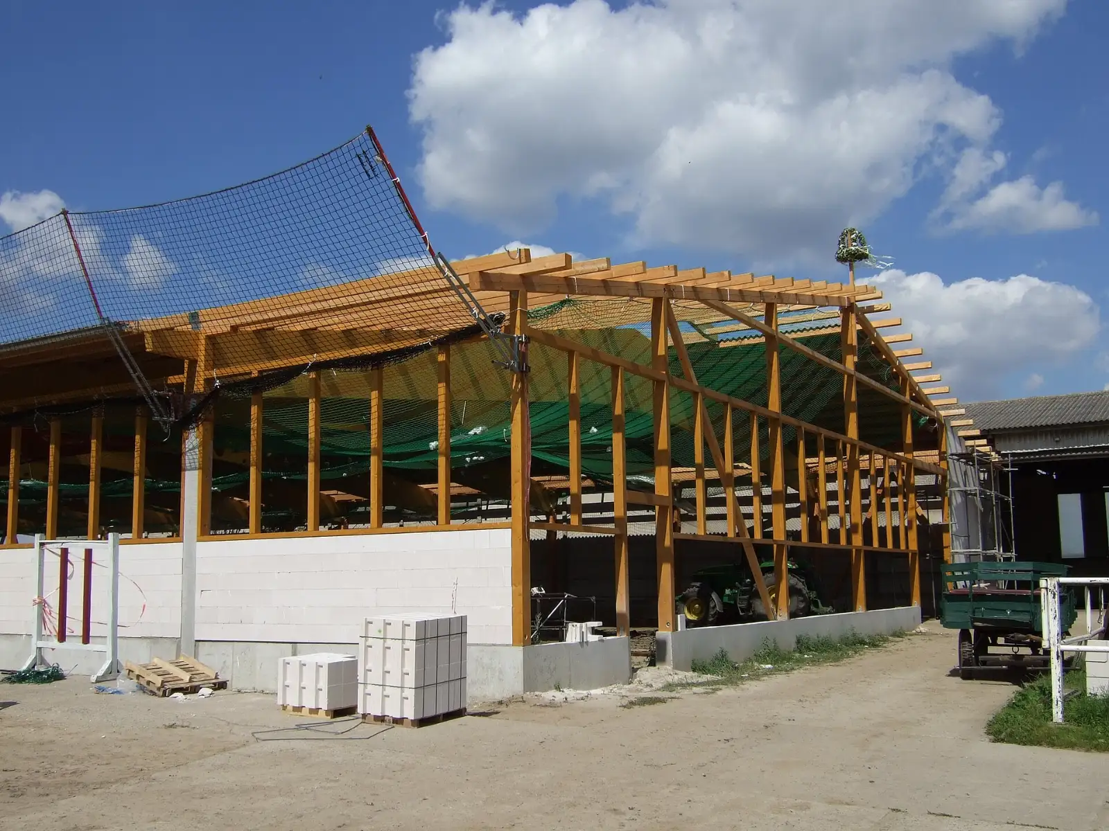 Holzkonstruktion im Rohbau mit Stützen und Dachbindern