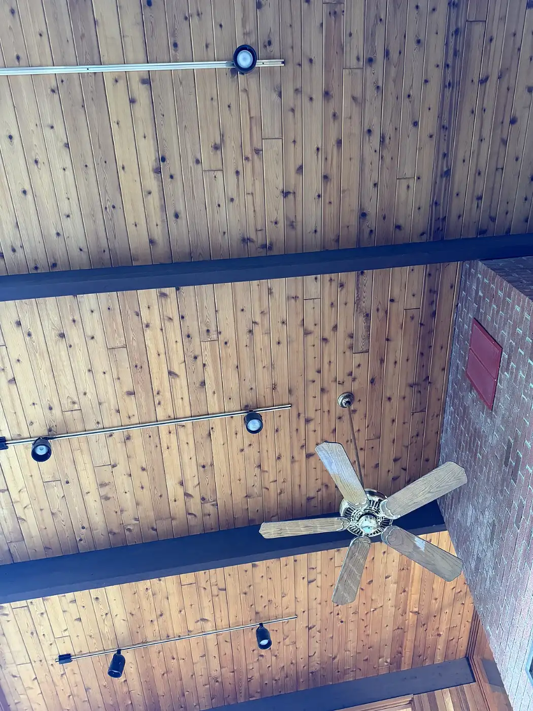 Holzdecke aus Nut-und-Feder-Profilbrettern mit Deckenbalken