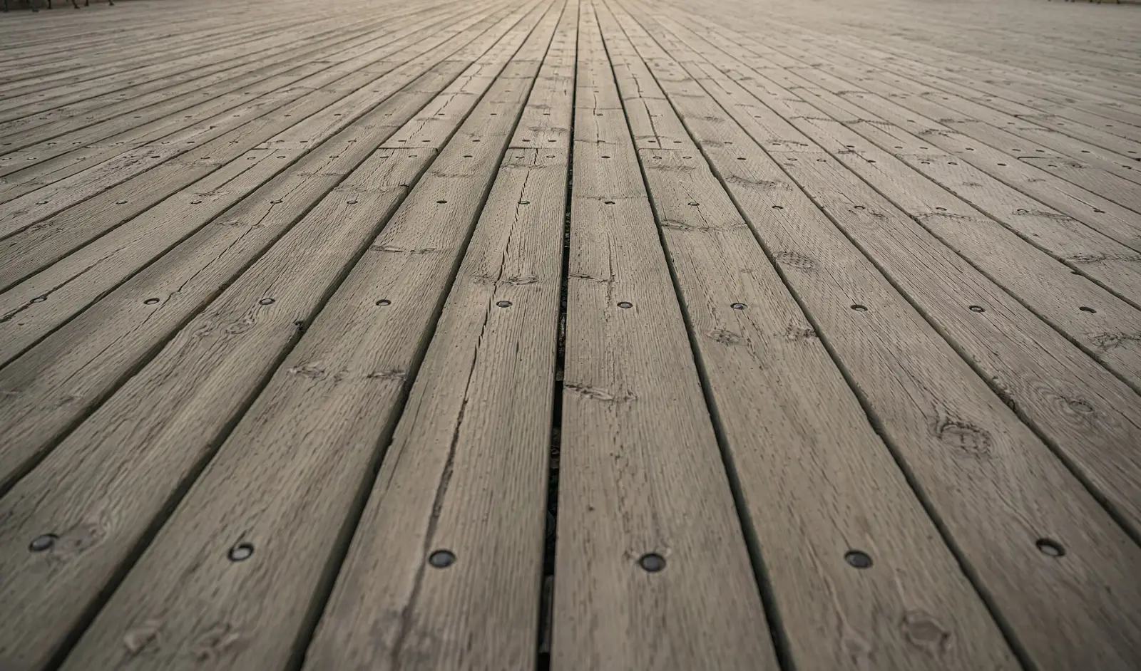Terrassenbelag aus geriffelten Holzdielen