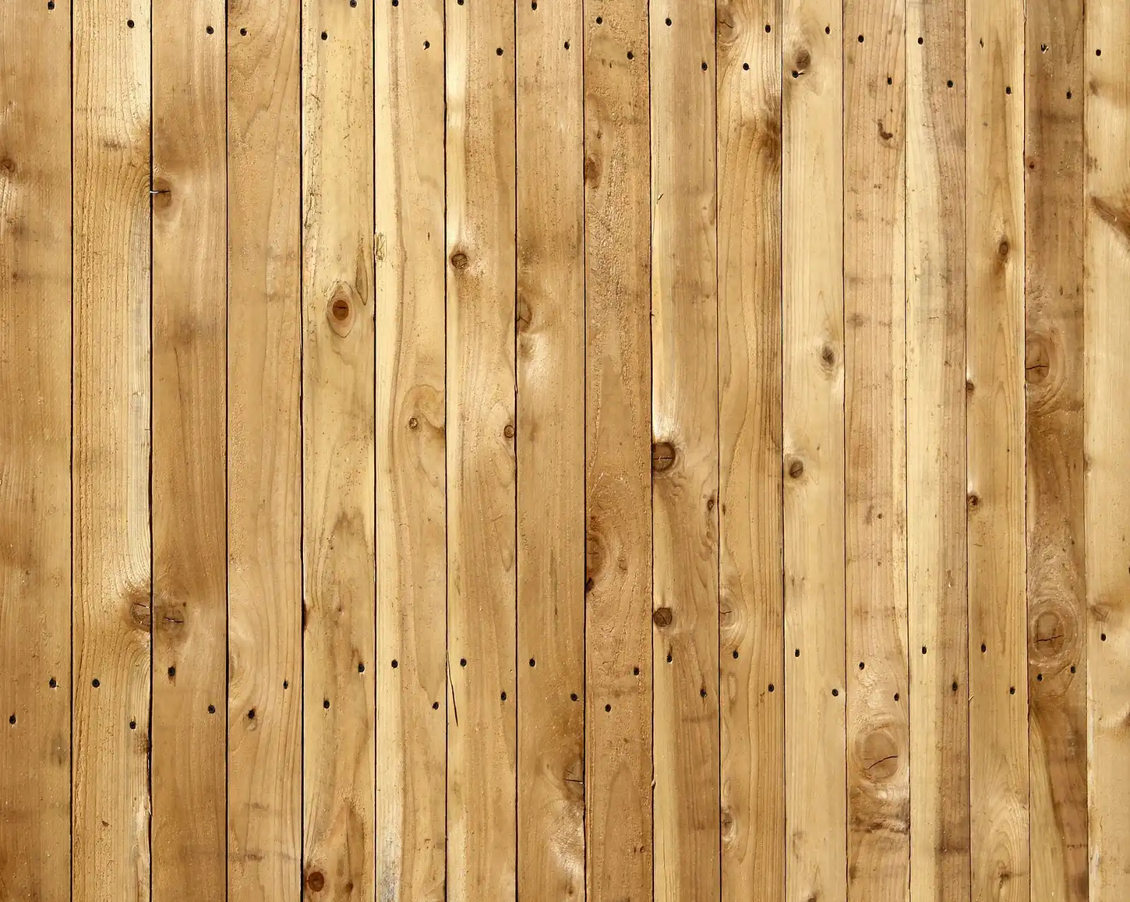 Zaun aus naturbelassenen Holzlatten